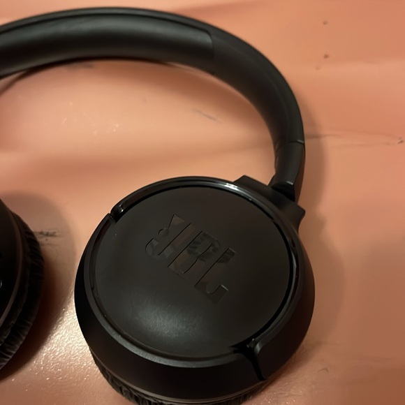 Black JBL Headphones 🎧🖤 - Picture 2 of 5